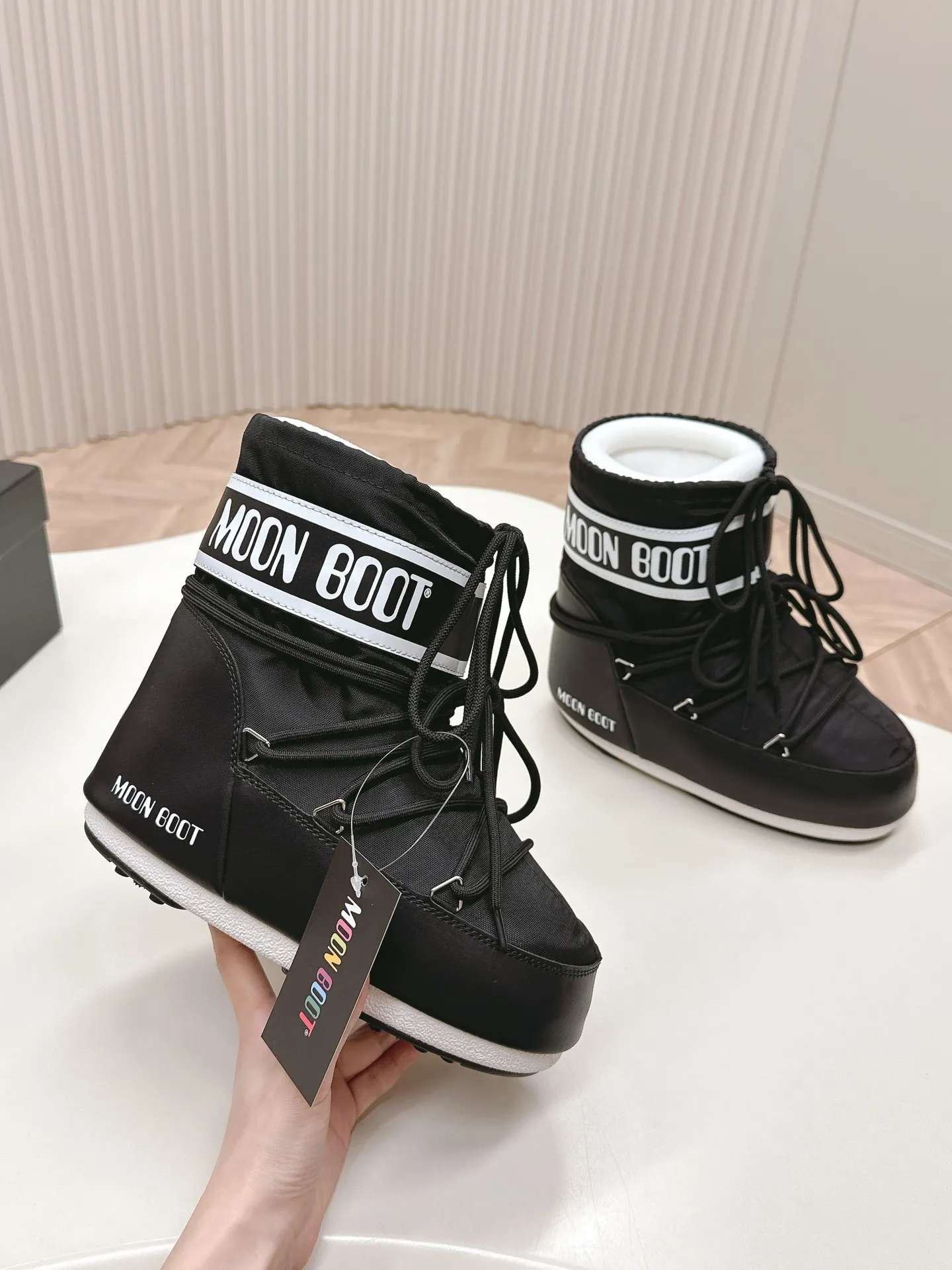 Men's shoes pP600! Fabric short boots Moon Boot 24ss The latest snow boots series for autumn and winter... Ugly snow short boots Forget UGG, fashionable people are wearing Moon Boot snow boots. If you find it difficult to accept the revival of UGG, now there is a more alternative snow boot that is back. It is 4 cm taller. That is the Moon Boot. It was already very popular in the millennium. Paris Hilton, Victoria Beckham and other celebrities often wore it, and now the Y2K trend is popular again. The same QQ show outfit worn by young children. The ugly snow boots that have been shown by thousands of people have become popular again. They are not distinguished between men and women. They look slim and warm and easy to wear. Fabric: 70% cotton and 30% plastic. Lining: 100% silk cotton liner. Feet: 100% silk cotton liner. Outsole: thermoplastic rubber. Bottom thickness: 4cm. Size: #35-41 (41 customization is not returnable).